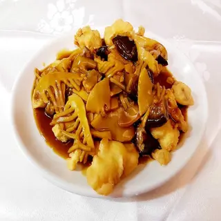 87. Pescado con bambú y setas chinas