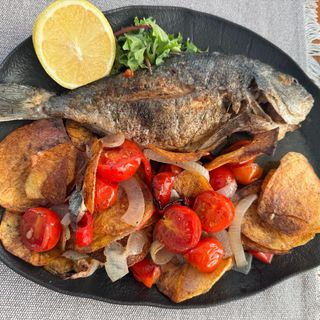 Dorada cu cartofi chips si legume la cuptor