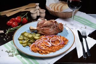 Ciolan de porc cu fasole