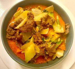 Cury czerwone z wołowiną