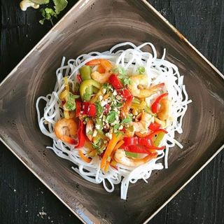 Шанхай Нудли със скариди и зеленчуци+бонус кока кола