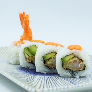 Uramaki Langostinos Rebozados en Panko con Aguacate y Mahonesa de Siracha