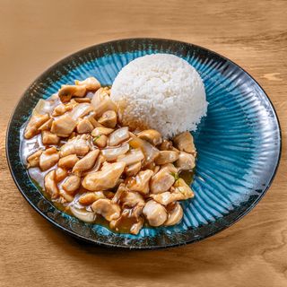 Pollo con funghi servito con riso bianco