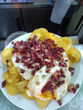 Patatas con huevos fritos y jamón ibérico de bellota