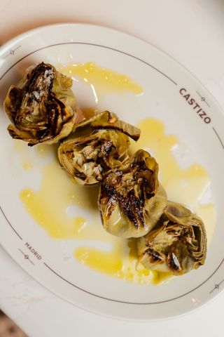 Flores de alcachofa a la plancha con aceite de oliva