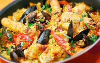 Paella Mixta (Pollo Y Marisco) Para 2 Personas