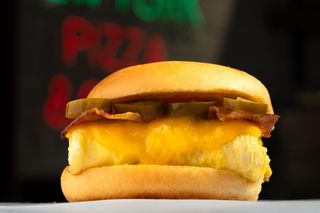 Jaja sa slaninom i sirom i jalapeno u lepinji