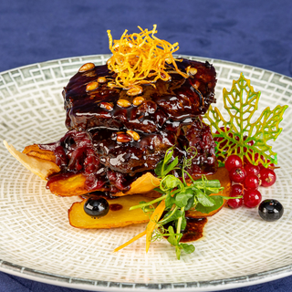 MUȘCHI DE VITA ÎN CRUSTA SI CARTOFI CU UNT