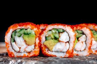 Рол Каліфорнія з креветкою в кунжуті (285г)