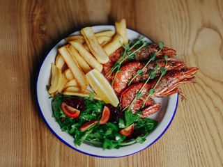 ЛАНГУСТИ ГРИЛЬ ІЗ МІКСОМ САЛАТУ І КАРТОПЛЯНИМИ ДІПАМИ (230g)