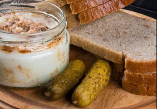 Chleb z domowym smalcem