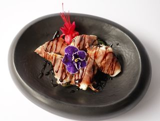 Рулет з хамоном та грушою