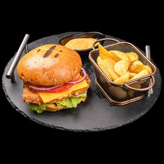 БУРГЕР С ПАНИРАНО ПИЛЕ (300г)