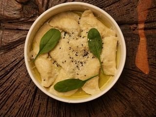 Вареники з картоплею і соусом з копченого лосося (260g)