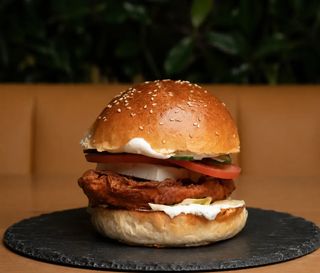 MENIU CHICKEN FETA BURGER 