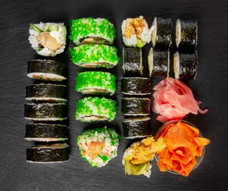 Set nr 1. 21 kawałków sushi i surówka z marchewki