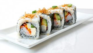 2. Uramaki salmone con cipolla croccante