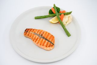 Сьомга със зеленчуци