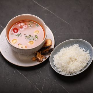 Տոմ յամ ծովամթերքով