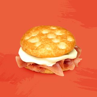Focaccia con prosciutto crudo e mozzarella