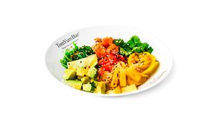 Поке с лососем и соусом никеей