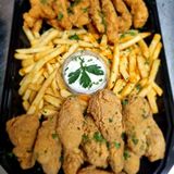 Platou chicken strips, aripioare pane si cartofi prajiti
