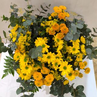 Ramo de 10 margaritas y de botones amarillas.