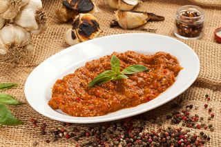 Zacuscă de pește a la Matei (150 gr) servită cu trei felii de pâine prăjită