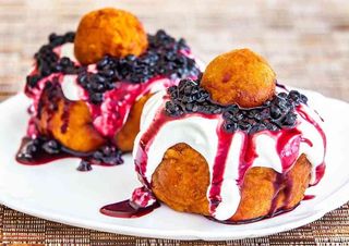 Papanași cu ciocolată sau dulceață de afine 