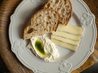 Пряне масло з сиром брі