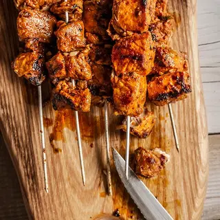 Pinchos de pollo caseros con patatas  (ración)