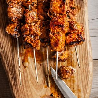 Pinchos de pollo caseros con patatas  (ración)