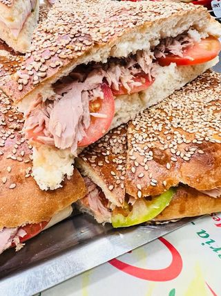 Schiacciata con pomodoro e tonno