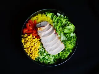 Bowl z pieczonym kurczakiem (440g)