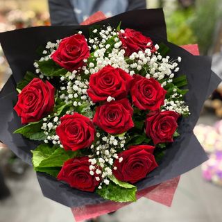 წითელი ვარდი და ჰოლანდიური გიფსოფილა