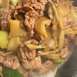 68. Manzo saltato con bambù e funghi