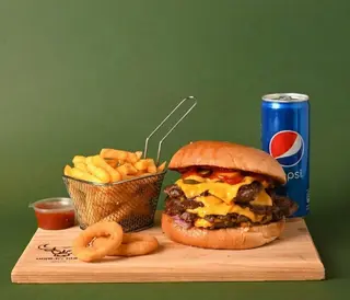 Tomahawk smash burger, pomfrit & Pepsi 0.33l