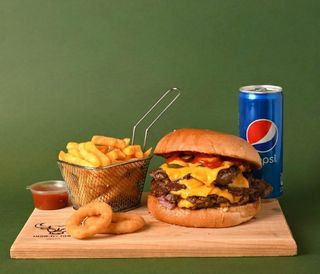 Tomahawk smash burger, pomfrit & Pepsi 0.33l