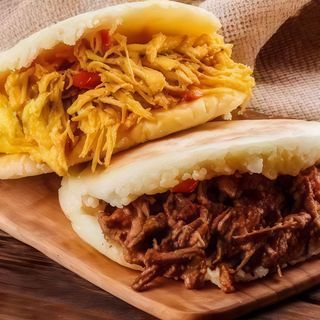 Arepa de jamón y queso amarillo