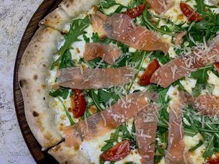 Піца з лососем