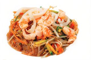 37. Fideos de Soja con Mariscos