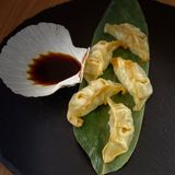 Гьоза с пилешко и зеленчуци (5бр + соев сос 25мл)