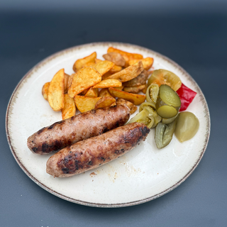 Meniu Cârnați la grill cu cartofi wedges și salată de murături