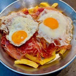 DOS Huevos Fritos Con Patatas Y Jamón Serrano