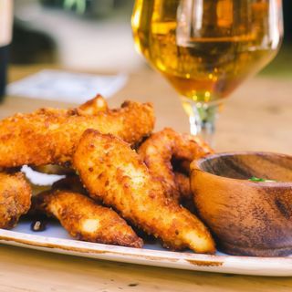 Tiras De Pollo Crunch Con Salsa De Mostaza Ligera Y Bbq