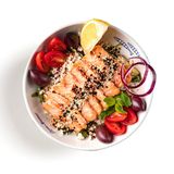 Теплый салат с лососем и овощами
