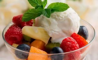 Macedonia di frutta con gelato