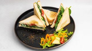 Vegan tost sa humusom