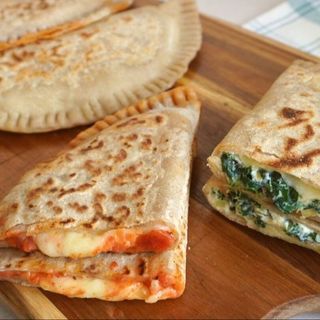 CRESCIONE Salsiccia, pomodoro, mozzarella