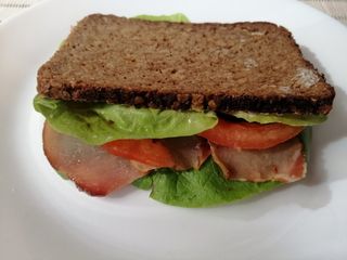 Ražani sendvič sa suvom pečenicom i namazom od začinskog bilja